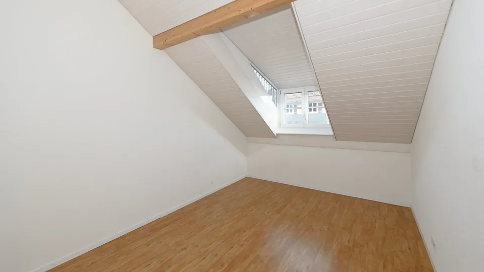 Grosszügige und helle  3 ½-Zimmer Dachwohnung am Rande des alten Dorfkerns von Elgg