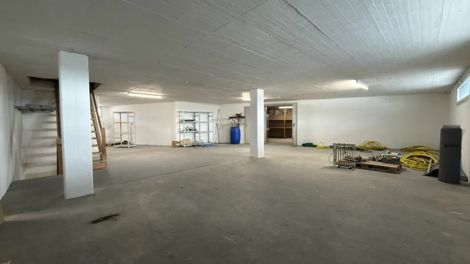180 m² d'entrepôt et d'espace commercial avec ascenseur de marchandises et connexion autoroutière optimale – photo 6 sur 14
