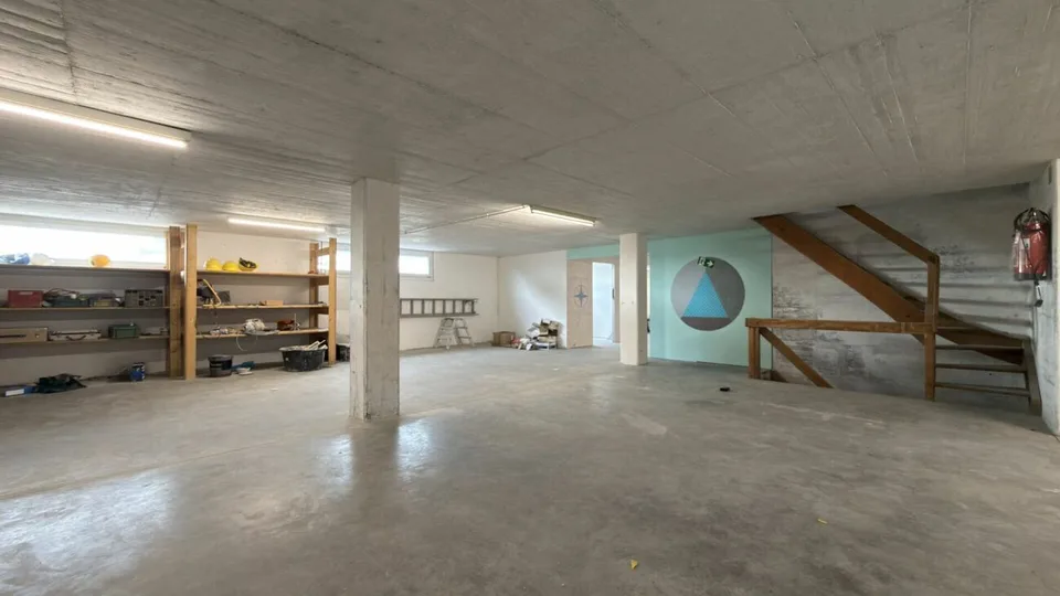 180 m² d'entrepôt et d'espace commercial avec ascenseur de marchandises et connexion autoroutière optimale – photo 7 sur 14