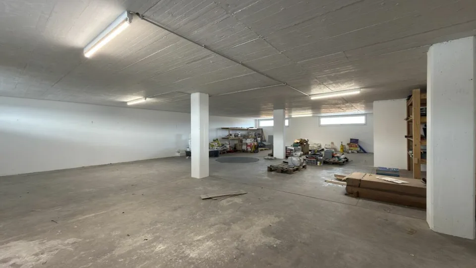 180 m² d'entrepôt et d'espace commercial avec ascenseur de marchandises et connexion autoroutière optimale – photo 4 sur 14