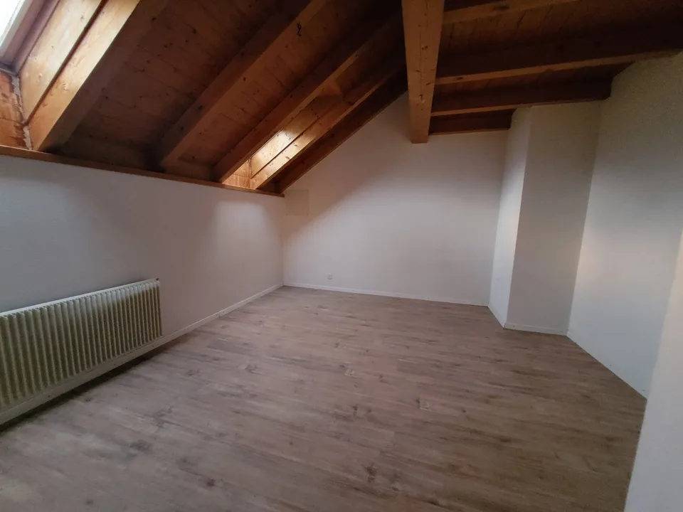 Charmant appartement de 4,5 pièces au dernier étage sur la rue principale à Läufelfingen