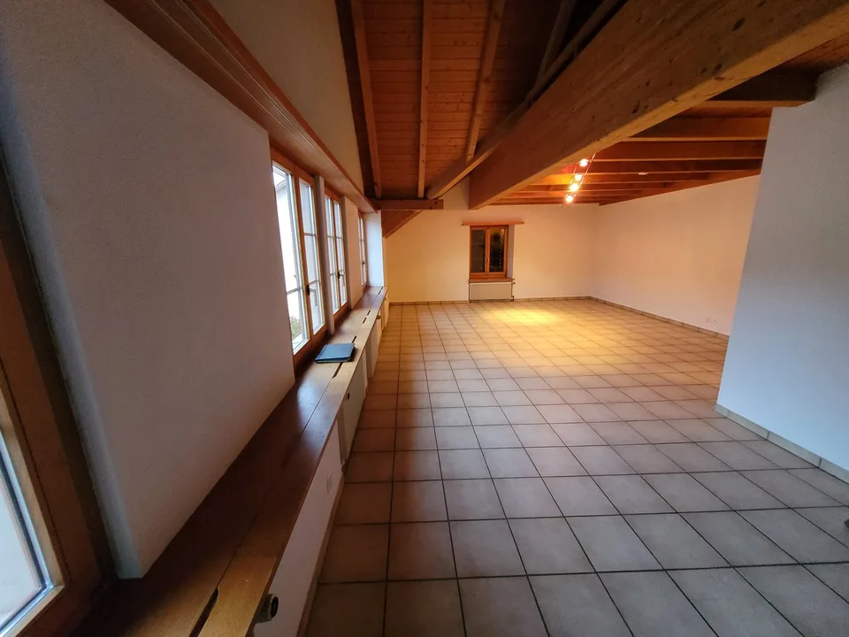 Charmant appartement de 4,5 pièces au dernier étage sur la rue principale à Läufelfingen