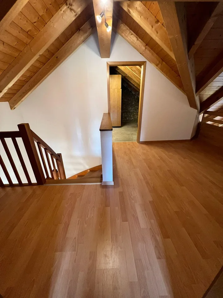 Charmant appartement de 4,5 pièces au dernier étage sur la rue principale à Läufelfingen