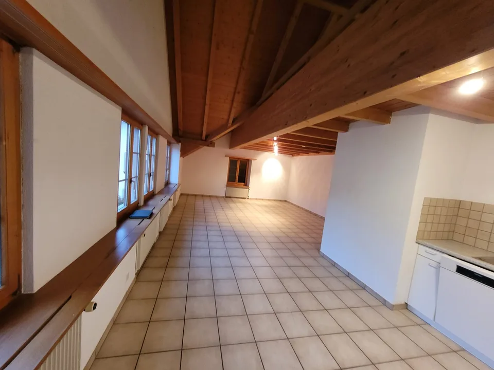 Charmant appartement de 4,5 pièces au dernier étage sur la rue principale à Läufelfingen