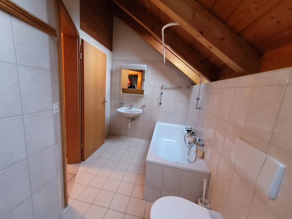 Charmant appartement de 4,5 pièces au dernier étage sur la rue principale à Läufelfingen