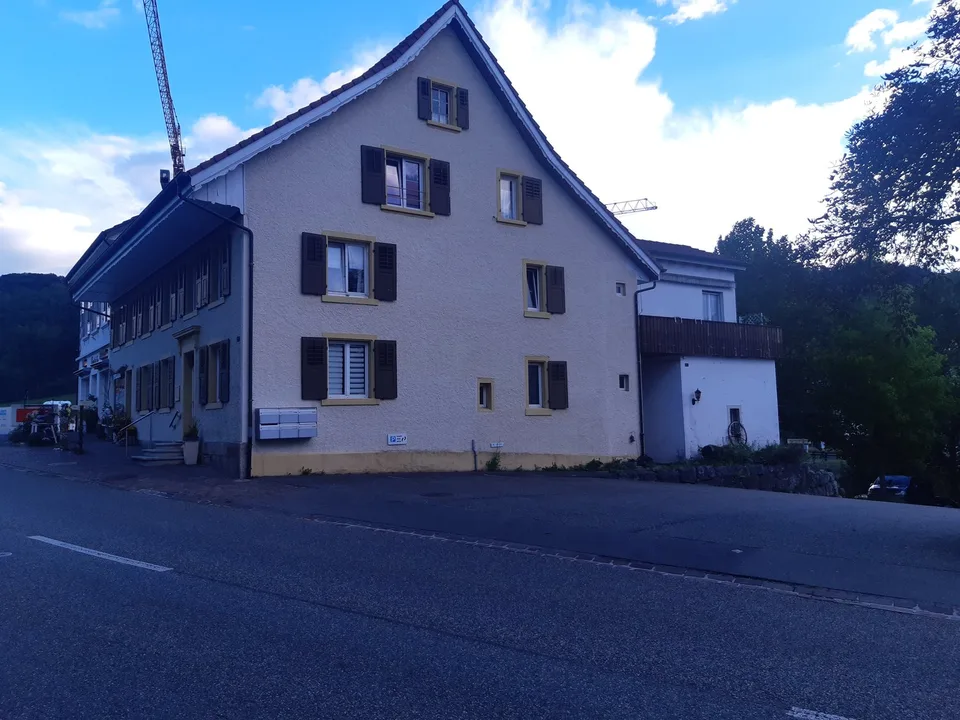 Charmante 4.5-Zimmer-Dachwohnung an der Hauptstrasse in Läufelfingen