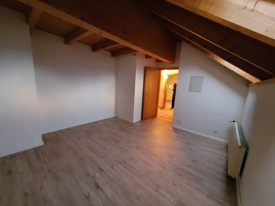 Charmant appartement de 4,5 pièces au dernier étage sur la rue principale à Läufelfingen