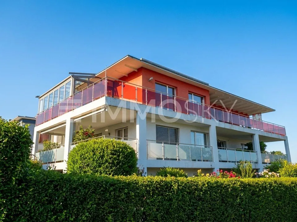 Sonnige Attikawohnung mit spektakulärer Terrasse und Seesicht