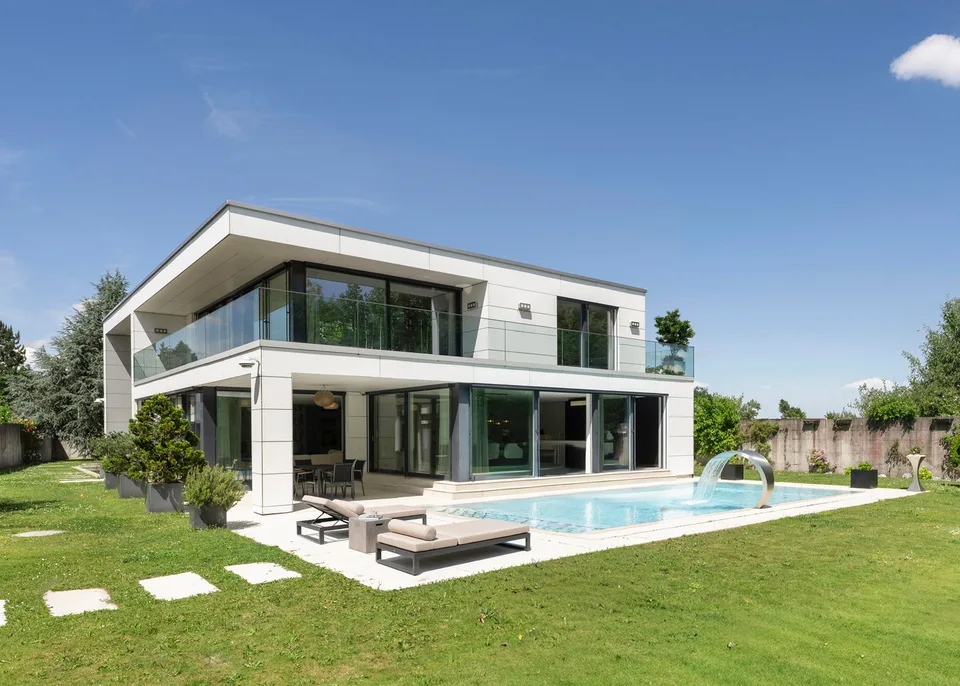 ARCHITEKTONISCHE SCHÖNHEIT MIT GARTENIDYLLE