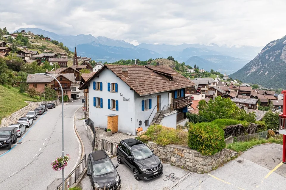 Charmantes Zweifamilienhaus mit freier Sicht