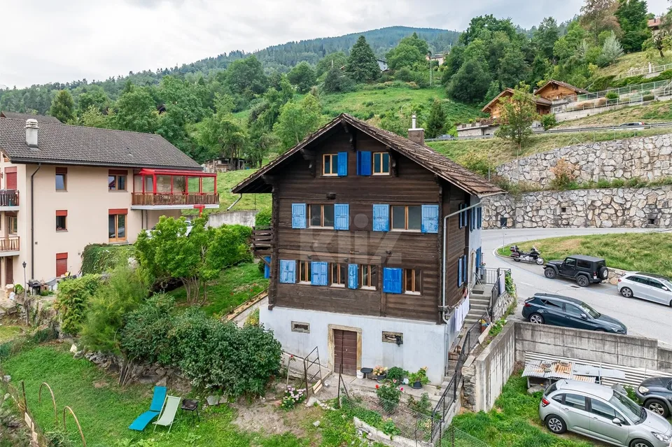 Charmante maison de deux appartements avec vue dégagée.