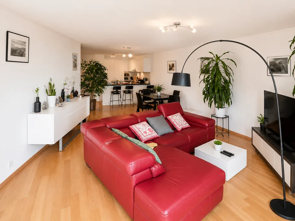 Spacious 4-room apartment in Lausanne, available immediately