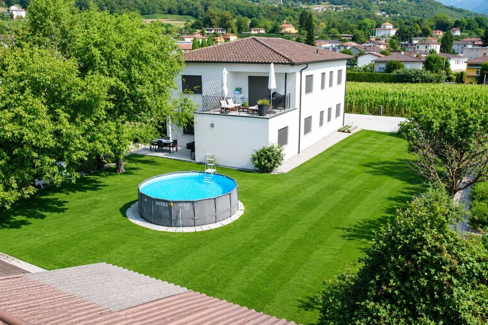Casa bifamiliare totalmente ristrutturata con ampio terreno a Ligornetto