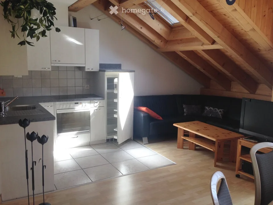 Charmante 2.5-Zimmer-Dachwohnung mit Bergpanorama in Tannenbodenalp