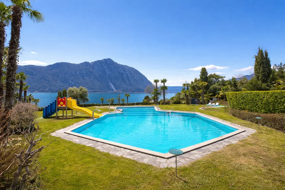 3 pièces avec vue sur le lac dans une résidence avec piscine et débarcadère à Bissone