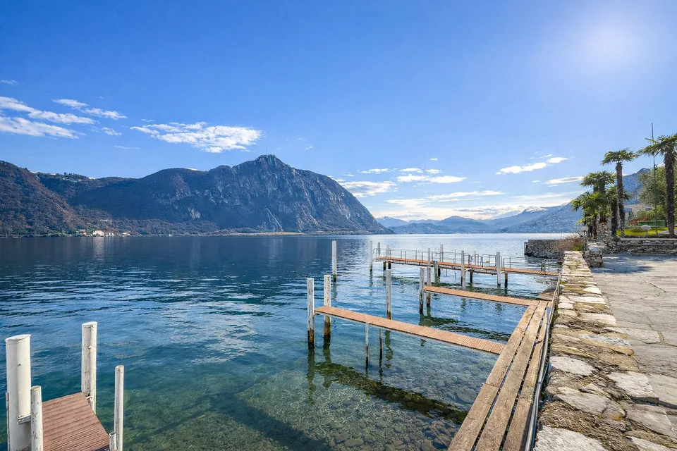 3 pièces avec vue sur le lac dans une résidence avec piscine et débarcadère à Bissone
