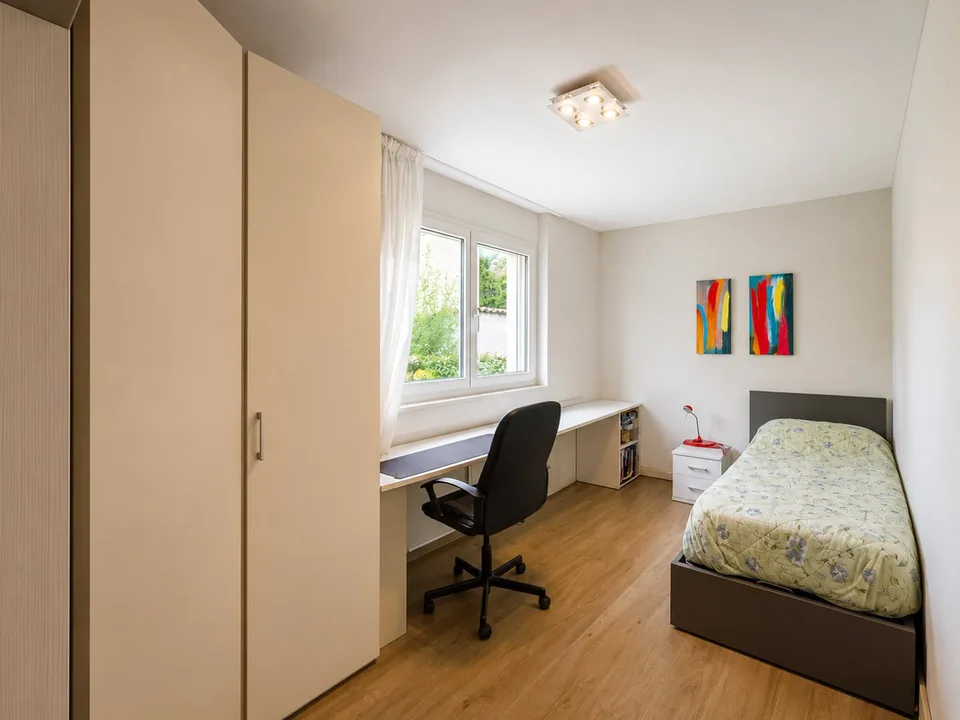 Spacious 5.5-room apartment with garden in Mendrisio