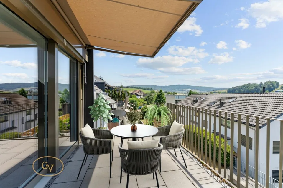 Appartamento a maisonnette luminoso con galleria, vista panoramica e sole della sera