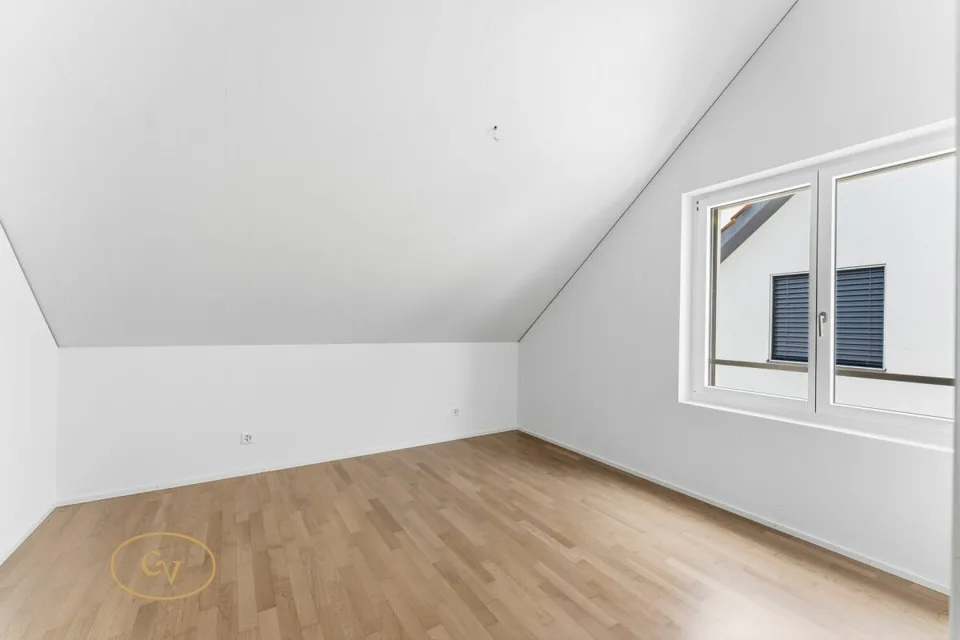 Appartamento a maisonnette luminoso con galleria, vista panoramica e sole della sera