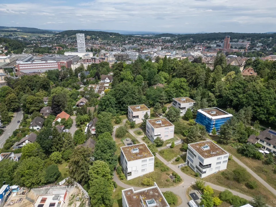 Lichtdurchflutet, ruhig und zentral mit Blick ins Grüne