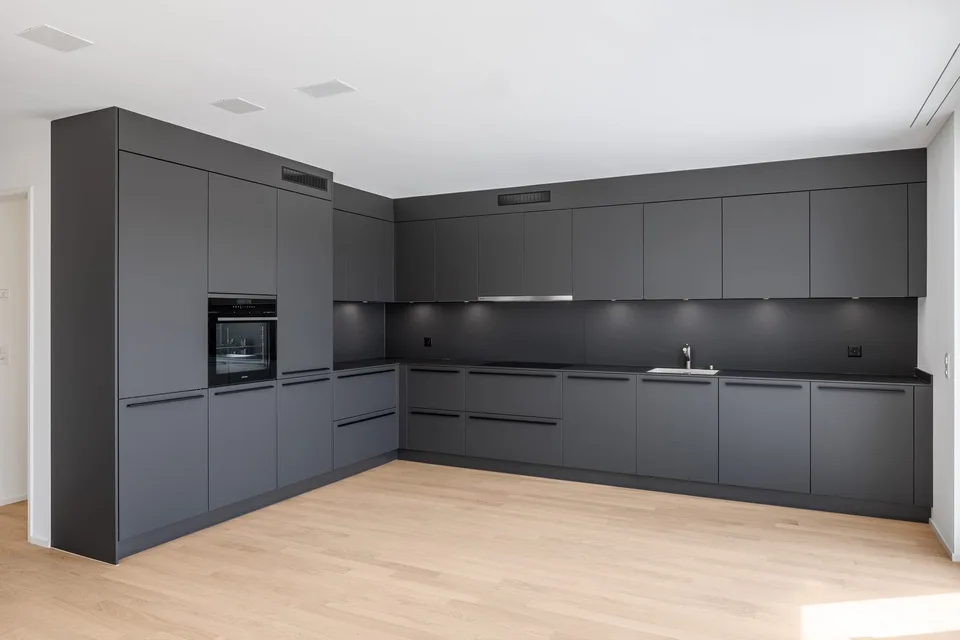 Appartement mansarde moderne et construit de manière durable de 4,5 pièces