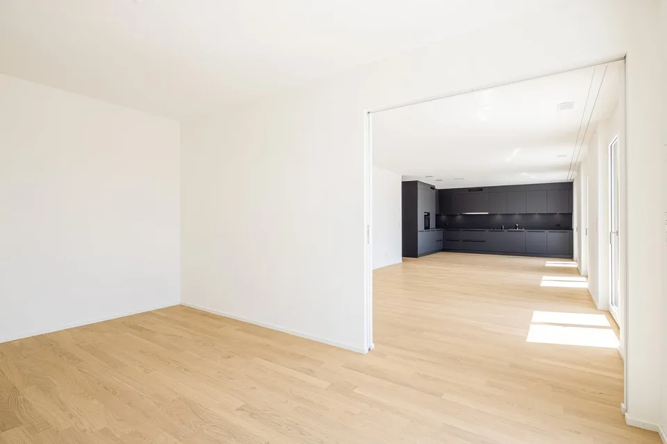 Appartement mansarde moderne et construit de manière durable de 4,5 pièces