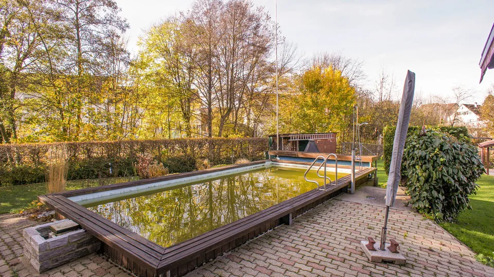 Grande casa unifamiliare con piscina e giardino molto grande