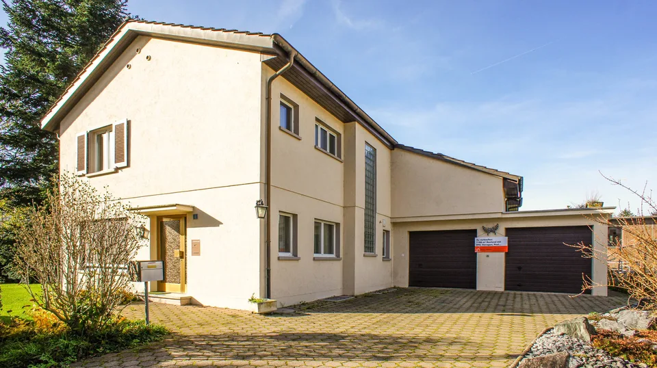 Grande casa unifamiliare con piscina e giardino molto grande