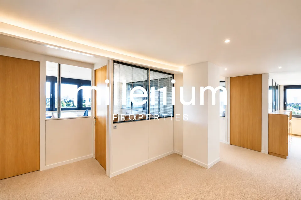 Business Center Premium - Exceptional Offices with Lake View