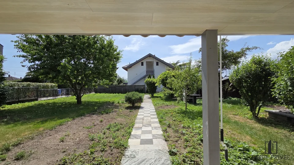 Appartement avec sous-sol privatif et immense jardin