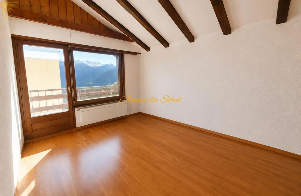 Fort potentiel pour cette maison comprenant 2 appartements séparés, située à 5 minutes en voiture de Crans-Montana !