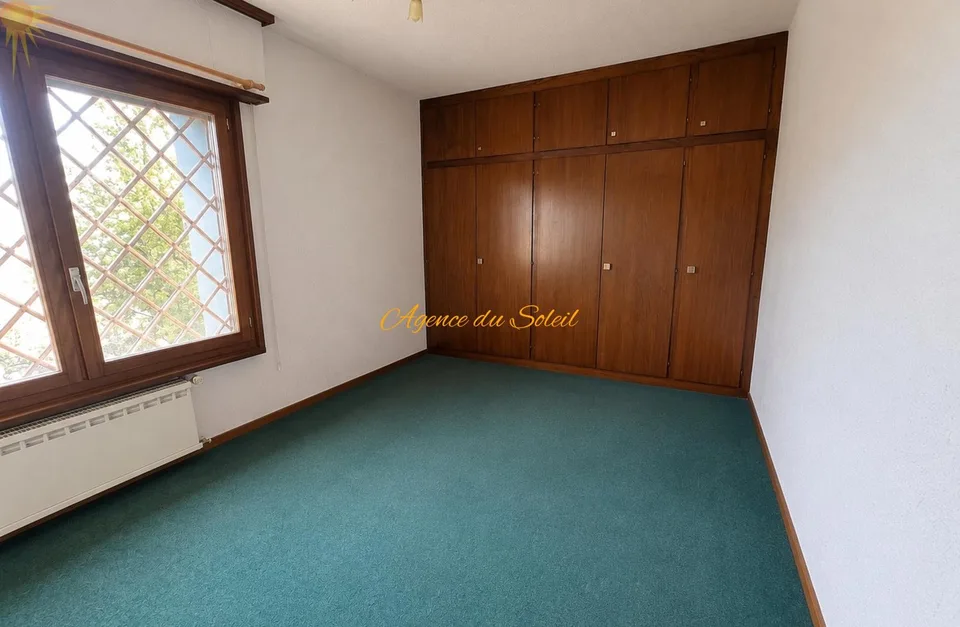 Fort potentiel pour cette maison comprenant 2 appartements séparés, située à 5 minutes en voiture de Crans-Montana !