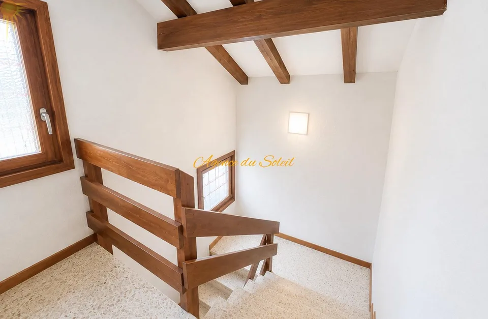 Fort potentiel pour cette maison comprenant 2 appartements séparés, située à 5 minutes en voiture de Crans-Montana !