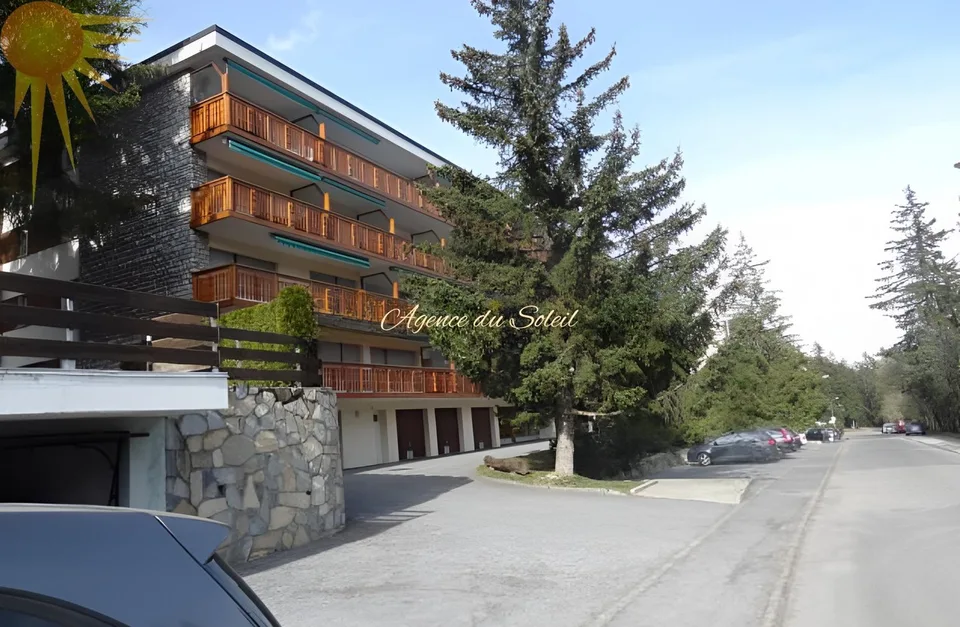 À louer (au mois) à partir du 1er février 2027 ce vaste studio sud à proximité du centre de Crans !