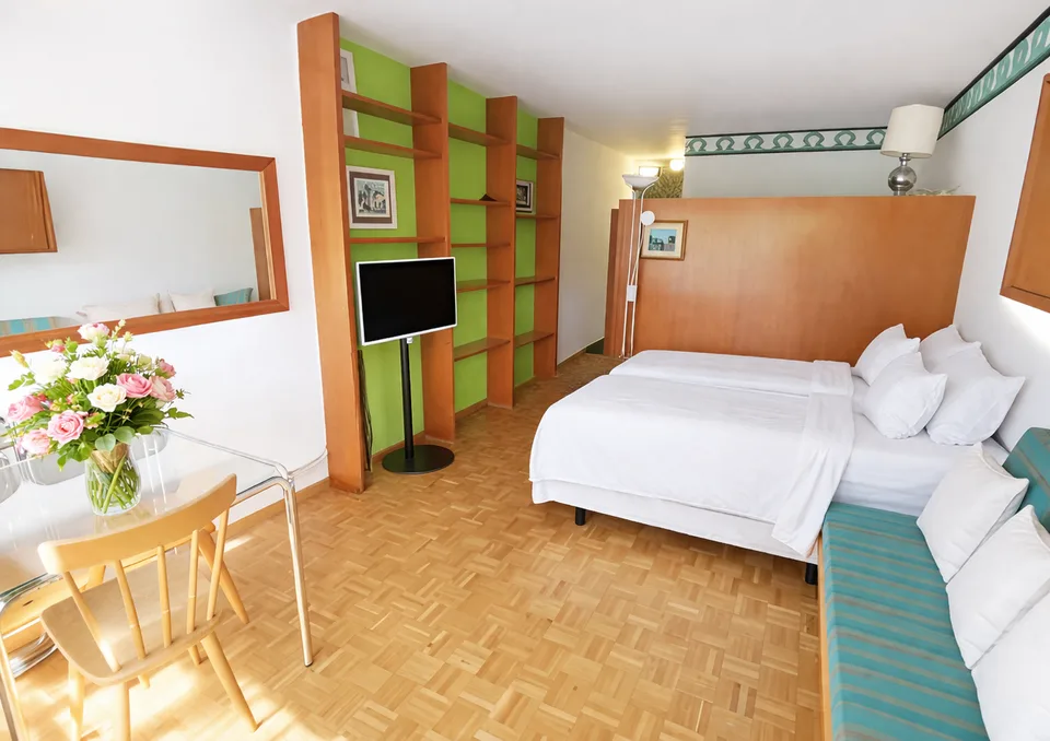 À louer (au mois) à partir du 1er février 2027 ce vaste studio sud à proximité du centre de Crans !