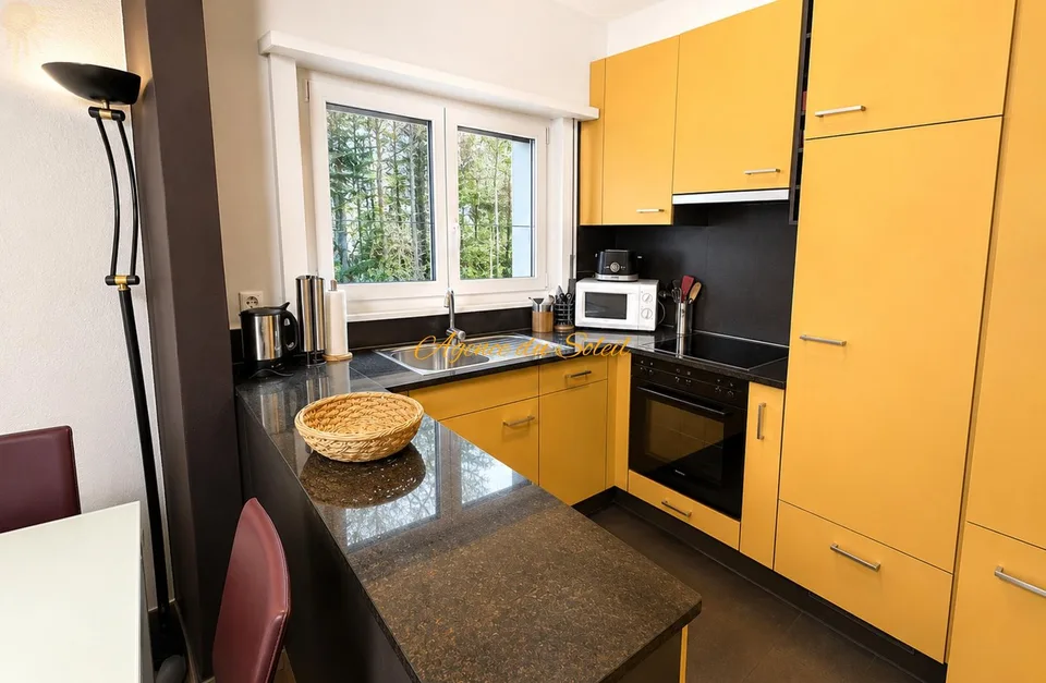 À louer à la saison d'hiver : Bel appartement 2.5 pièces au bord du golf 18 trous et parking devant l'immeuble !