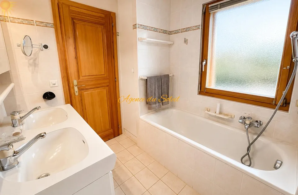 En Exclusivité ! Superbe chalet de 8.5 pièces en bordure du golf Ballesteros à Crans !