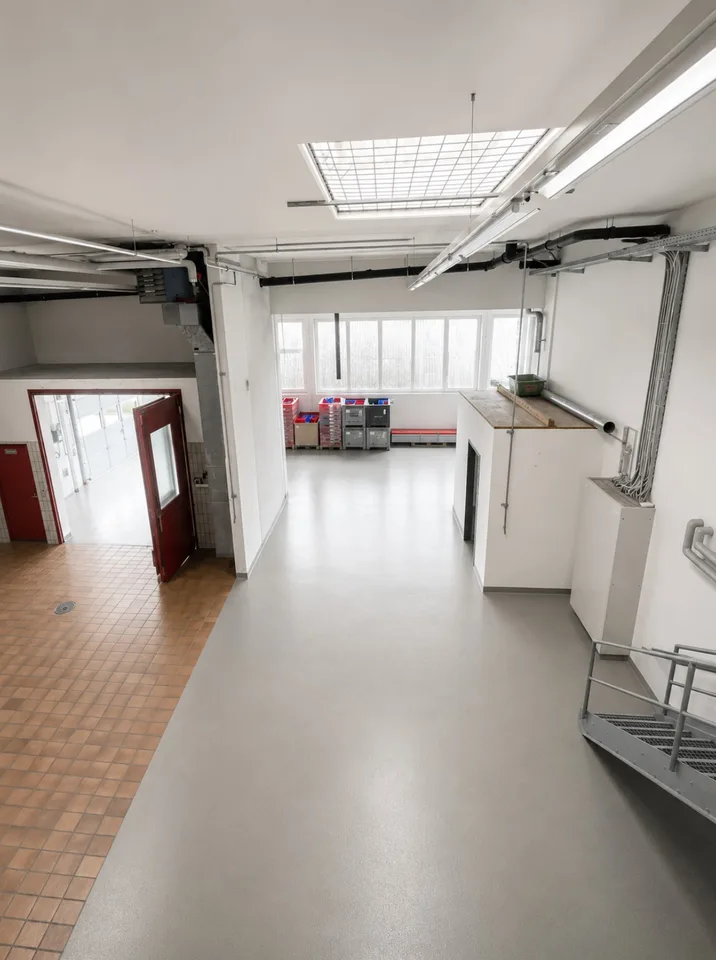 Espace industriel avec scène de stockage et grande porte à emplacement central