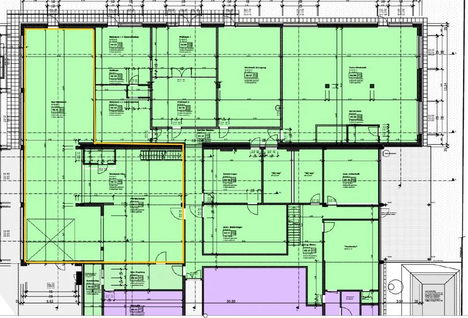 Espace industriel avec scène de stockage et grande porte à emplacement central