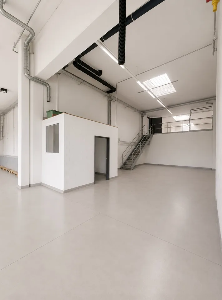 Espace industriel avec scène de stockage et grande porte à emplacement central