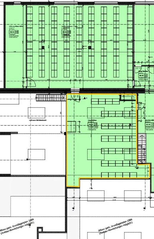 Espace industriel avec scène de stockage et grande porte à emplacement central