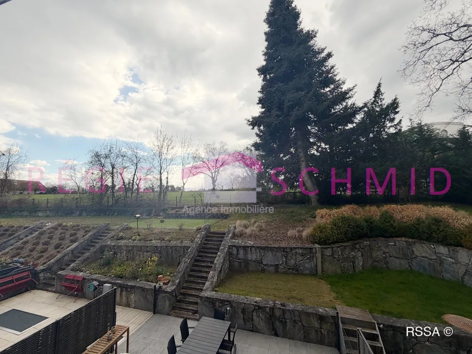 High-standard studio in the heart of Nyon, calm and just two steps from the train station.