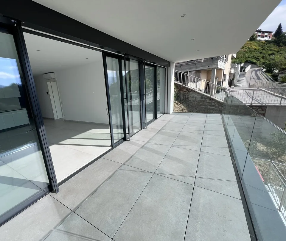 Schönes 2,5-Zimmer-Apartment in Bosco Luganese – erste Vermietung, sonnig mit teilweisem Seeblick