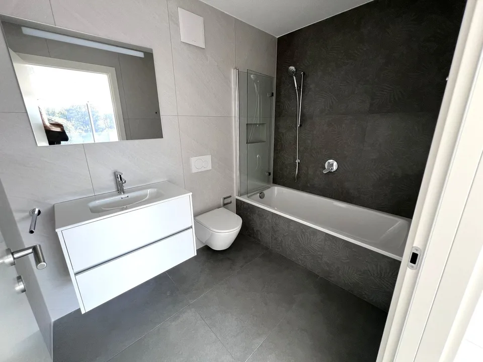 Schönes 2,5-Zimmer-Apartment in Bosco Luganese – erste Vermietung, sonnig mit teilweisem Seeblick