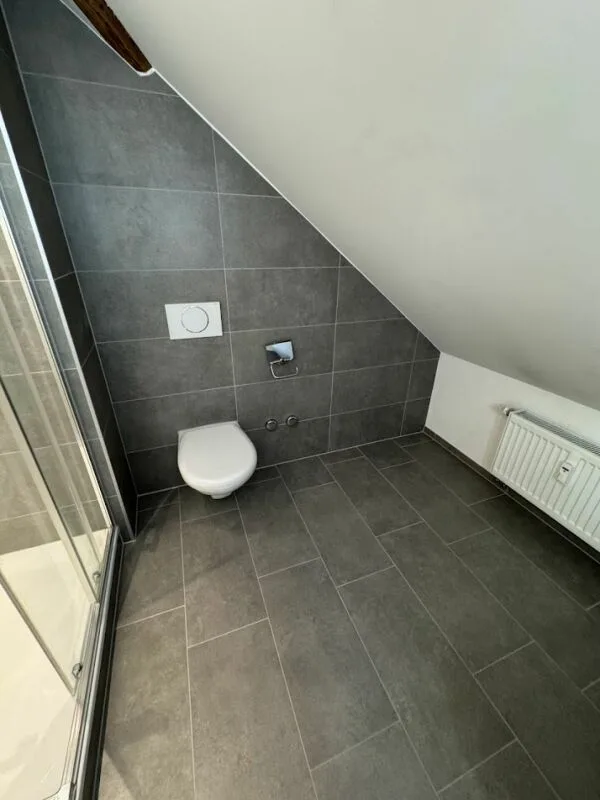 Sonnige Dachwohnung mit Sichtbalken und besonderem Charme
