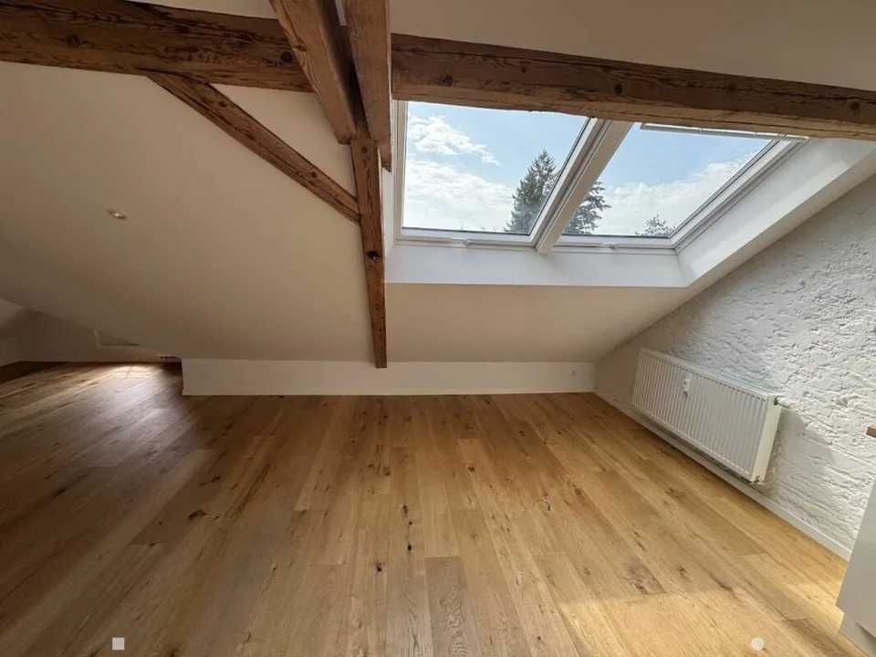 Sonnige Dachwohnung mit Sichtbalken und besonderem Charme