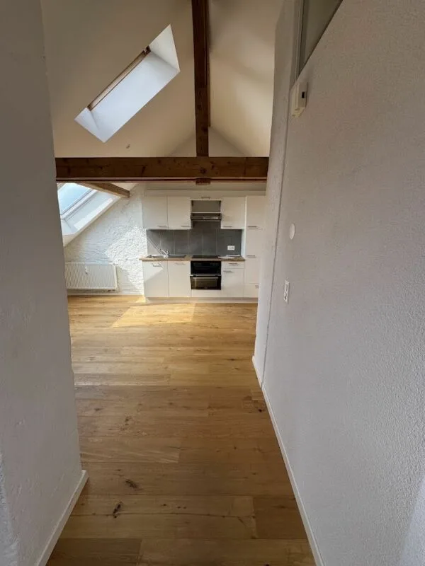 Sonnige Dachwohnung mit Sichtbalken und besonderem Charme