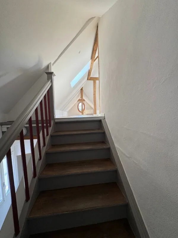 Sonnige Dachwohnung mit Sichtbalken und besonderem Charme