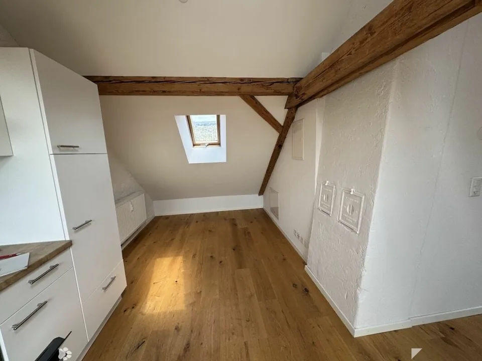 Sonnige Dachwohnung mit Sichtbalken und besonderem Charme
