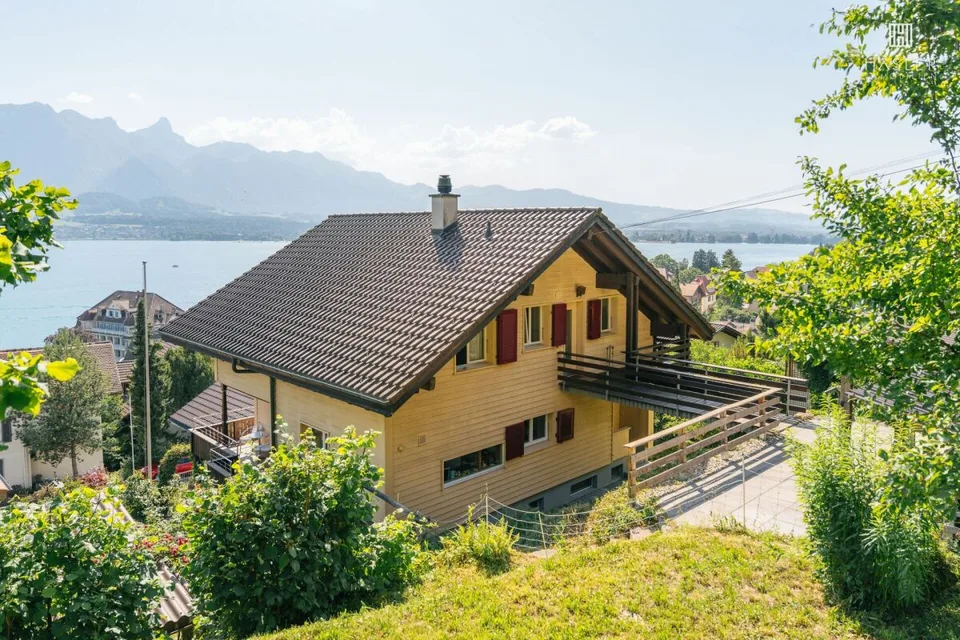 2-Familienhaus mit fantastischem Ausblick und Baulandreserve